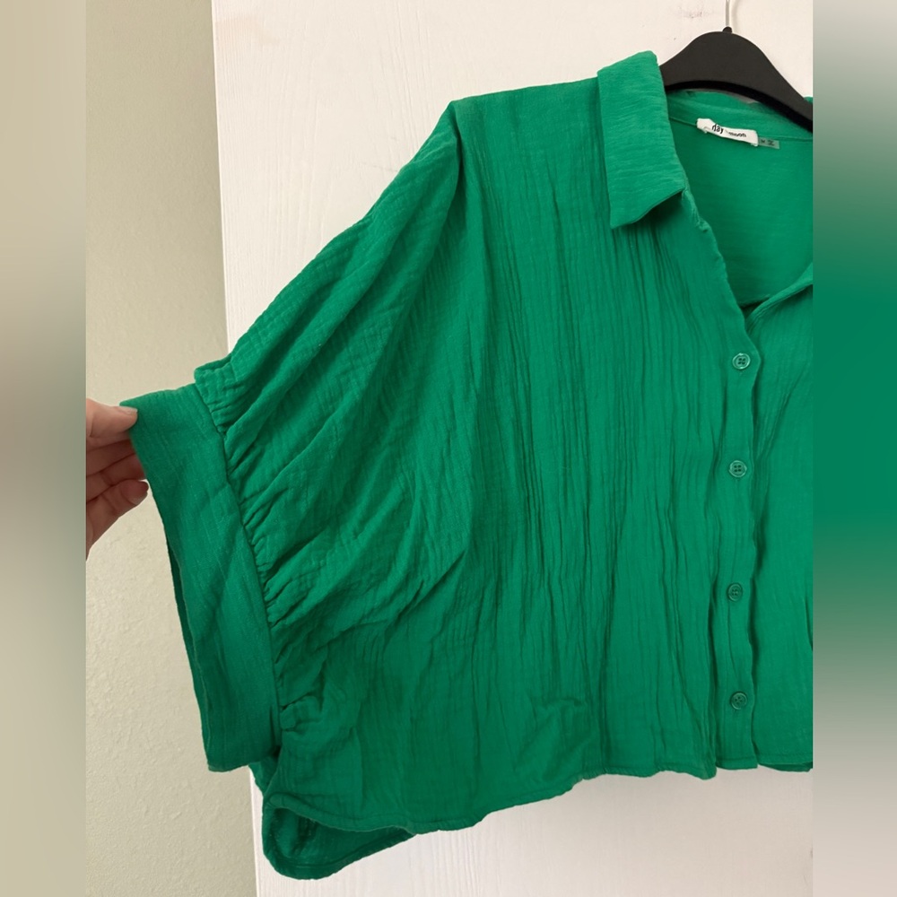 Cropped Green Button-Up Women's Top - Picture 3 of 4